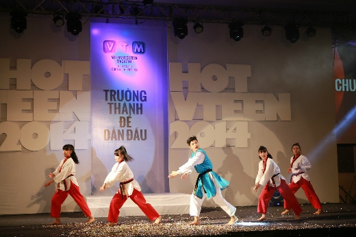 
	
	“Võ sư” Hồ Thanh Phong đến từ trường Đại học Tôn Đức Thắng vẫn giữ thế mạnh là môn võ Taekwondo kết hợp cùng những điệu nhạc hài hước.
